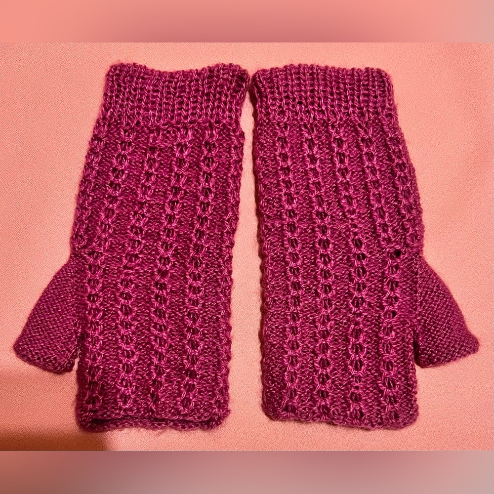 Women’s Fingerless Alpaca gloves, beautiful in berries color. Handmade in Peru